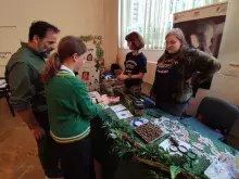 Odwiedzający zainteresowani stoiskiem Koła Entomologicznego