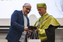 Włodzimierz Raszkiewicz przyjmuje medal Bene Meritus od Dziekana Wydziału Biologii