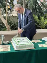 JM Rektor prof. dr hab. Piotr Stepnowski kroi tort jubileuszowy