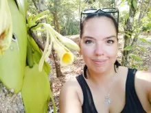 dr Monika Lipińska razem ze storczykiem Vanilla pompona