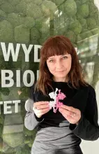 Dr Ewa Wons z modelem białka YdaT