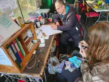 Fot. 3 Przy mierzeniu ptaków na Mierzei Wiślanej. Iga Rydzewska i Pascal Azar