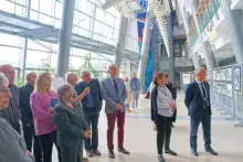 Oglądanie przez gości wystawy