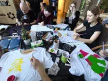 Malowanie koszulek - studenci i Prodziekan Banaś