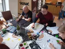 Malowanie koszulek - studenci i Prodziekan Banaś_2