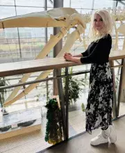 dr hab. Karolina Pierzynowska, prof. UG na galerii w budynku Wydziału Biologii