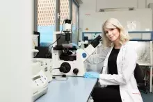 dr hab. Karolina Pierzynowska, prof. UG przed mikroskopem