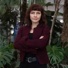 Dr Ewa Wons przed "Wyspą Darwina" w budynku Wydziału Biologii Uniwersytetu Gdańskiego