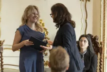 Prezydent m. Gdańska Aleksandra Dulkiewicz wręcza nagrodę dr Esterze Rintz