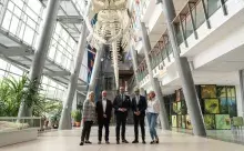 Minister NiSW Marcin Kulasek, Rektor UG. Prof Piotr Stepnowski, Prorektor UG ds. studenckich prof. Urszula Patocka-Sigłowy, Dziekanem Wydziału Biologii UG prof. Dariusz Szlachetko oraz kurator Muzeum Inkluzji w Bursztynie WB dr Elżbieta Sontag