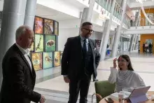 Minister Nauki i Szkolnictwa Wyższego Marcin Kulasek rozmawia ze studentkami Wydziały Biologii