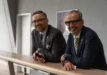Minister Nauki i Szkolnictwa Wyższego Marcin Kulasek oraz Rektor UG. Prof Piotr Stepnowski w holu Wydziału Biologii