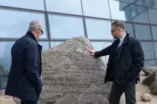 Minister Nauki i Szkolnictwa Wyższego Marcin Kulasek oraz Rektor UG. Prof Piotr Stepnowski przed budynkiem Wydziału Biologii UG