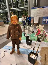 Zadowolony uczestnik gry terenowej dla dzieci