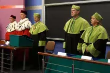 Uroczystość poprowadził Dziekan Wydziału Biologii - prof. dr hab. D.Szlachetko, a zaszczycili ja swoją obecnością JM Rektor Uniwersytetu Gdańskiego - prof. dr hab. Bernard Lammek, a także Rektor UG w poprzedniej kadencji - Prof UG, . dr hab. Andrzej Ceynowa - obecnie Dziekan Wydziału Filologicznego.