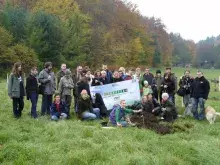 W zakładaniu sadu czynny udział wzięli rownież członkowie Fundacji Art of Living Polska.
