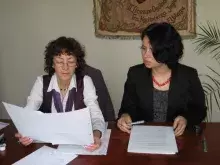 Dyrektor II LO w Elblągu, Agnieszka Jurewicz, oraz pełnomocnik Dziekana, Krystyna Burkiewicz, omawiają zasady współpracy.