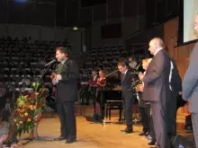 Dr Mateusz Ciechanowski odbiera Nagrodę Bursztynowego Mieczyka im. Macieja Płażyńskiego