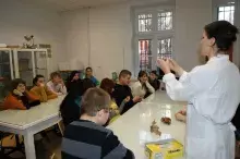 Uczniowie I LO w Nowym Dworze Gdańskim na warsztatach pt. "Co w głowie piszczy - mózg pod lupą i mikroskopem", prowadząca: dr Dorota Myślińska (Katedra Fizjologii Zwierząt)