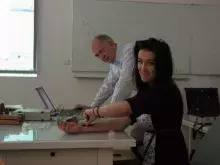Kornelia Gloza, uczennica II klasy IV LO w Gdyni na warsztatach pt. "Elektryczność w biologii", prowadzący: mgr inż. Michał Jaskulski z Katedry Fizjologii Zwierząt i Człowieka
