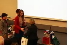 Olga Kałużna z III LO w Gdańsku, laureatka II miejsca oraz wyróżnienia I stopnia za pracę badawczą; z lewej: Pani mgr Hanna Szarafińska, nauczycielka biologii.