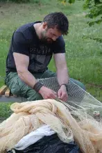 Dr Zaniewicz obszywający ramki