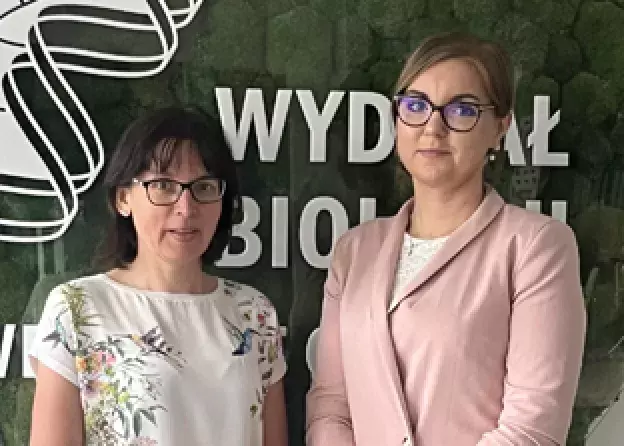 Dr hab. Magdalena Płotka, prof. UG i dr Aleksandra Maria Kocot z Katedry Mikrobiologii (Pracownia…