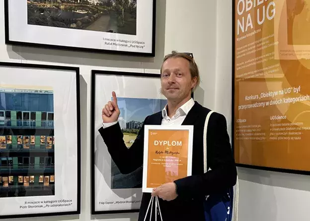 Pan Rafał Mielczarek nagrodzony w konkursie "Obiektyw na UG"