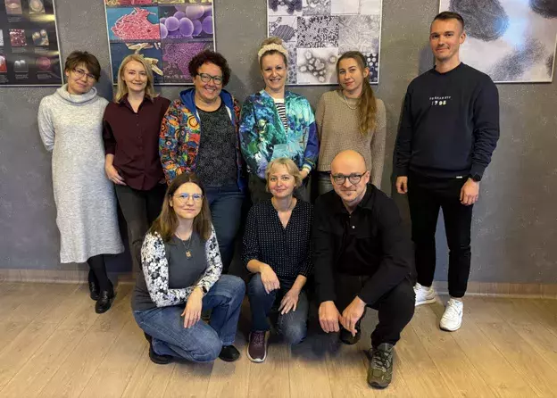 W jaki sposób bakterie potrafią nie tylko przetrwać, ale także rozwijać się w zmiennych, często…