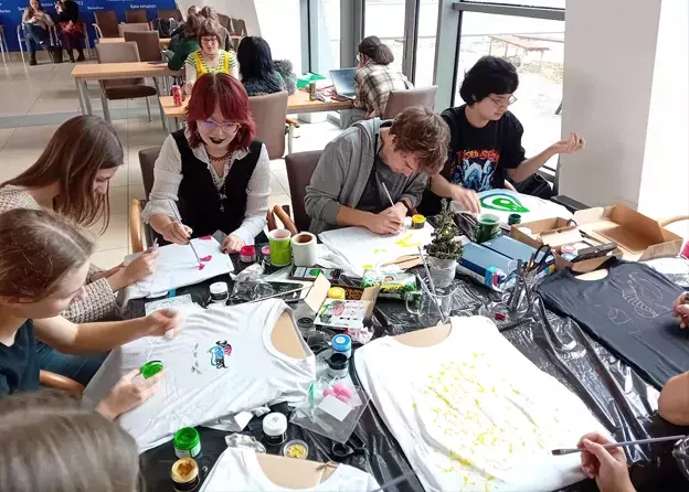 Malowanie koszulek świątecznych na Wydziale Biologii