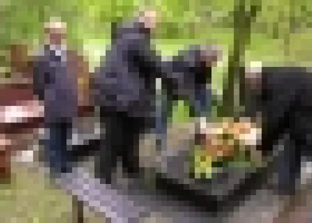 Delegacja Wydziału Biologii na grobach Dziekanów biologów