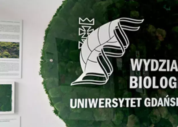 Obraz z mchu w budynku Wydziału Biologii