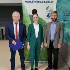 (od lewej) promotor, doktorantka i recenzent