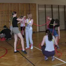 Jak na przyrodników przystało: rozplątujemy tasiemce... <br />Dzień Wydziału 2011, Studenckie Zawody Sportowe o Puchar Dziekana Wydziału Biologii <br />(fot. Tomasz Kretowicz)
