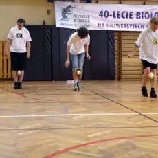 Zmagania przyrodników - sportowców podczas <i>marszu pingwinów, ...</i>   <br />40-lecie Biologii na Uniwersytecie Gdańskim <i>Olimpiada  Parabiologiczna 2010</i>. <br/>(fot. Piotr Rutkowski)