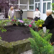 "Upiększanie" patia w budynku przy ul. Kładki 24 w Gdańsku (22.05.2009)