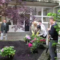 "Upiększanie" patia w budynku przy ul. Kładki 24 w Gdańsku (22.05.2009)