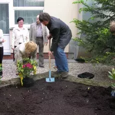 "Upiększanie" patia w budynku przy ul. Kładki 24 w Gdańsku (22.05.2009)