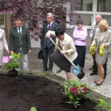"Upiększanie" patia w budynku przy ul. Kładki 24 w Gdańsku (22.05.2009)