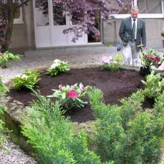 "Upiększanie" patia w budynku przy ul. Kładki 24 w Gdańsku (22.05.2009)