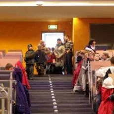 Gęsty śnieg i porywisty wiatr nie przeszkodziły małym studentom w dotarciu na zajęcia