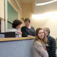 Za chwilę rozpocznie się wykład dr Iwony Majcher pt. „W ptasiej stołówce”. Dr Majcher na pewno może liczyć na wsparcie zawsze pogodnych i uśmiechniętych studentów specjalizacji nauczycielskiej III roku biologii (od lewej: Ewelina, Sławek, Aneta)