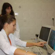 Zajęcia laboratoryjne pt. "Mikroświat w makrowymiarze" - prezentacja skaningowego mikroskopu elektronowego, prowadząca: mgr Jolanta Romaniuk (Katedra Cytologii i Embriologii Roślin).