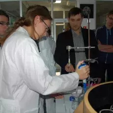 Warsztaty laboratoryjne pt. "Izolacja i oczyszczanie białka zielonej fluorescencji z hodowli bakterii Escherichia coli", prowadzący: dr Szymon Ziętkiewicz, mgr Krzysztof Gumowski, mgr Szymon Żwirowski (Katedra Biologii Molekularnej i Komórkowej)