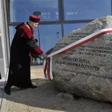 Odsłonięcie kamienia poświęconego pamięci profesorów, twórców gdańskiej biologii w latach 1967-1970