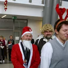 Wreszcie się pojawił! Przybył w towarzystwie Śnieżynki ...,chyba to jednak Śnieżynek. Ten łoś musiał być niegrzeczny, bo ma kwaśną minę.