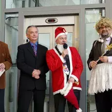Do Mikołaja i Śnieżynka dołączyły Władze Uczelni.