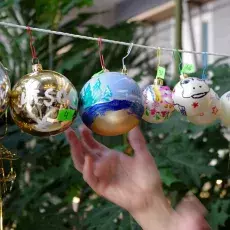 Bombki zostały wyeksponowane na wystawie.