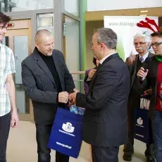 Laureat odbiera nagrodę z rąk Dziekana.