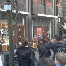 Dzicy Szkoci - powszedni widok na Buchanan Street w Glasgow, tutaj zespół Clanadonia